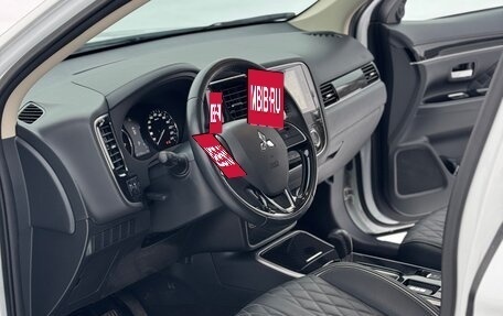 Mitsubishi Outlander III рестайлинг 3, 2022 год, 2 990 000 рублей, 15 фотография