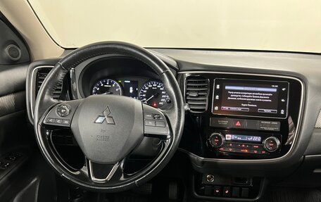 Mitsubishi Outlander III рестайлинг 3, 2018 год, 1 897 000 рублей, 10 фотография