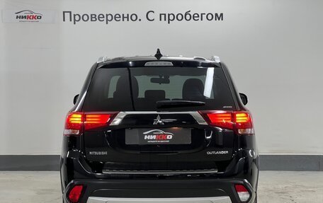 Mitsubishi Outlander III рестайлинг 3, 2018 год, 1 897 000 рублей, 6 фотография