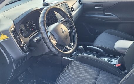 Mitsubishi Outlander III рестайлинг 3, 2018 год, 2 900 000 рублей, 8 фотография