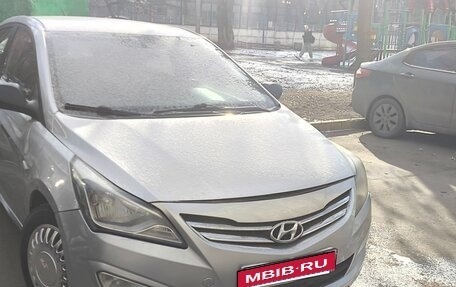 Hyundai Solaris II рестайлинг, 2015 год, 699 999 рублей, 3 фотография