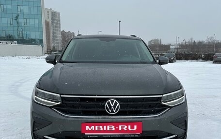 Volkswagen Tiguan II, 2021 год, 2 690 000 рублей, 2 фотография