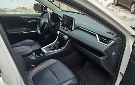Toyota RAV4, 2021 год, 3 800 000 рублей, 8 фотография