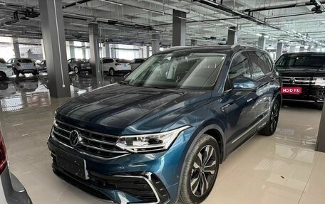 Volkswagen Tiguan II, 2022 год, 4 430 000 рублей, 1 фотография