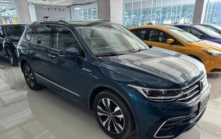 Volkswagen Tiguan II, 2022 год, 4 430 000 рублей, 2 фотография