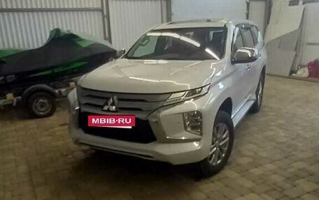 Mitsubishi Pajero Sport III рестайлинг, 2020 год, 3 950 000 рублей, 7 фотография