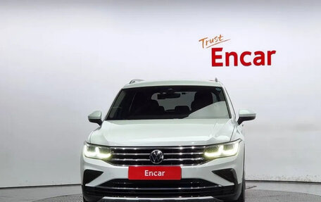 Volkswagen Tiguan II, 2021 год, 2 740 000 рублей, 3 фотография