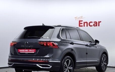 Volkswagen Tiguan II, 2021 год, 3 050 000 рублей, 2 фотография