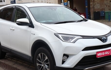 Toyota RAV4, 2018 год, 3 200 000 рублей, 2 фотография