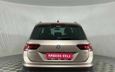 Volkswagen Tiguan II, 2018 год, 2 199 000 рублей, 6 фотография