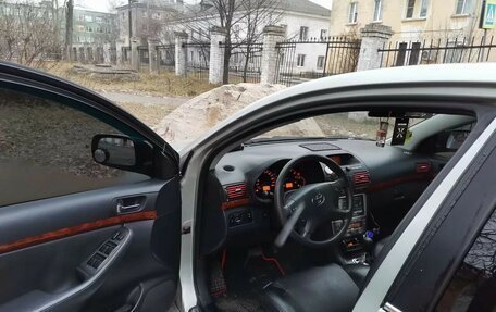 Toyota Avensis III рестайлинг, 2004 год, 750 000 рублей, 5 фотография