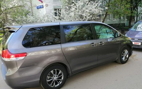 Toyota Sienna III, 2012 год, 2 000 000 рублей, 3 фотография