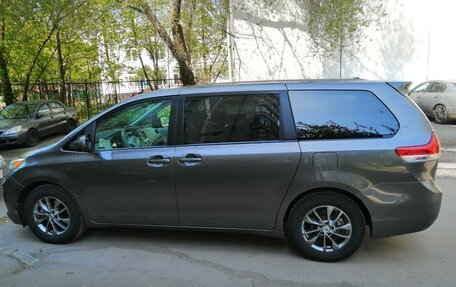 Toyota Sienna III, 2012 год, 2 000 000 рублей, 1 фотография