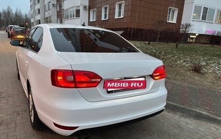 Volkswagen Jetta VI, 2013 год, 950 000 рублей, 3 фотография