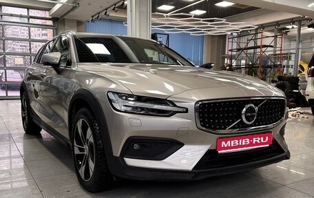 Volvo V60 Cross Country II, 2022 год, 6 880 000 рублей, 1 фотография