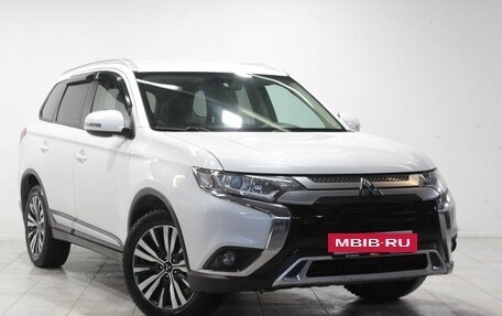 Mitsubishi Outlander III рестайлинг 3, 2019 год, 2 219 000 рублей, 3 фотография