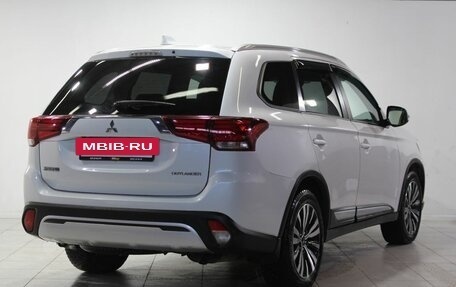 Mitsubishi Outlander III рестайлинг 3, 2019 год, 2 219 000 рублей, 5 фотография