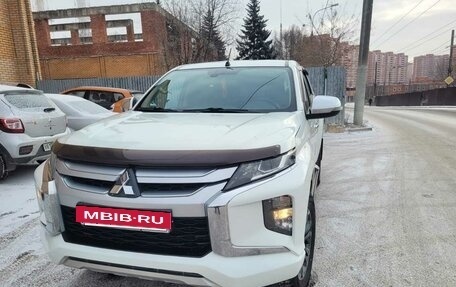 Mitsubishi L200 IV рестайлинг, 2019 год, 2 790 000 рублей, 3 фотография