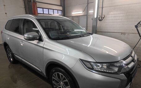 Mitsubishi Outlander III рестайлинг 3, 2018 год, 2 390 000 рублей, 14 фотография