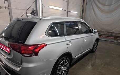 Mitsubishi Outlander III рестайлинг 3, 2018 год, 2 390 000 рублей, 10 фотография