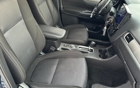 Mitsubishi Outlander III рестайлинг 3, 2016 год, 2 200 000 рублей, 13 фотография