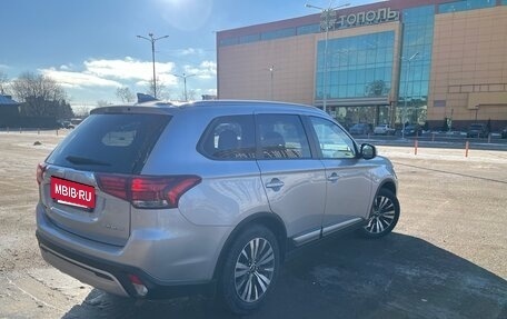 Mitsubishi Outlander III рестайлинг 3, 2018 год, 2 150 000 рублей, 3 фотография