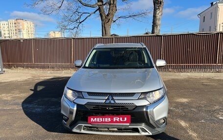 Mitsubishi Outlander III рестайлинг 3, 2018 год, 2 150 000 рублей, 8 фотография