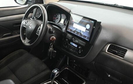 Mitsubishi Outlander III рестайлинг 3, 2017 год, 1 870 000 рублей, 13 фотография