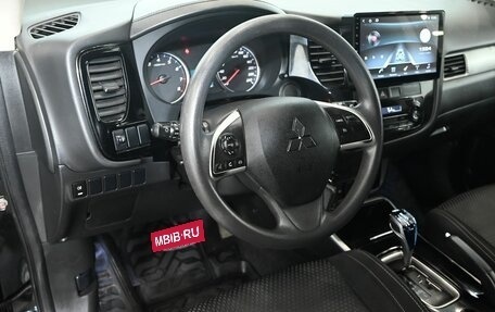 Mitsubishi Outlander III рестайлинг 3, 2017 год, 1 870 000 рублей, 16 фотография