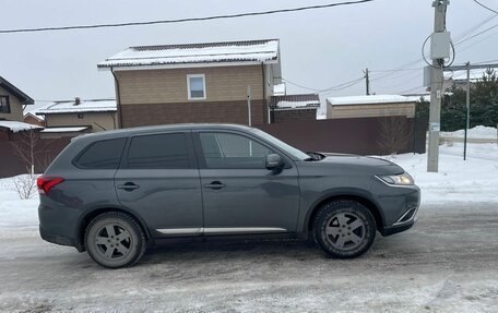 Mitsubishi Outlander III рестайлинг 3, 2016 год, 2 090 000 рублей, 2 фотография