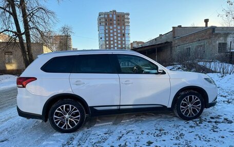 Mitsubishi Outlander III рестайлинг 3, 2016 год, 1 700 000 рублей, 6 фотография