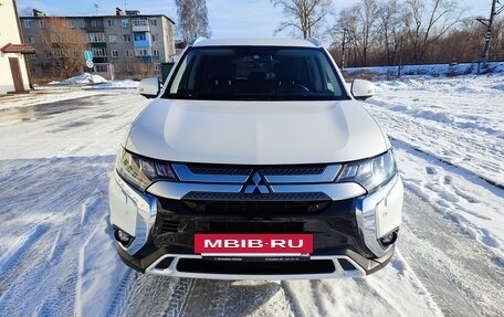 Mitsubishi Outlander III рестайлинг 3, 2021 год, 3 270 000 рублей, 6 фотография