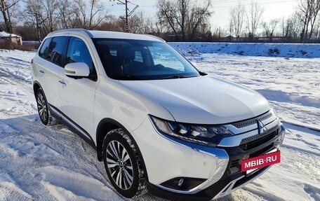 Mitsubishi Outlander III рестайлинг 3, 2021 год, 3 270 000 рублей, 2 фотография