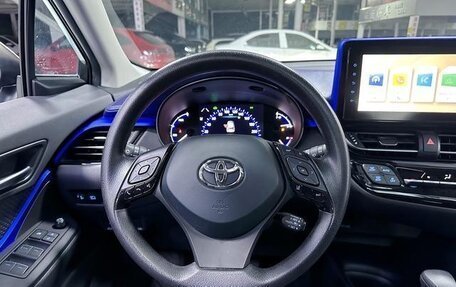 Toyota C-HR I рестайлинг, 2022 год, 2 350 000 рублей, 9 фотография