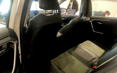 Toyota RAV4, 2024 год, 5 750 000 рублей, 9 фотография