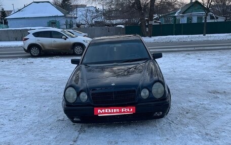 Mercedes-Benz E-Класс, 1997 год, 300 000 рублей, 2 фотография