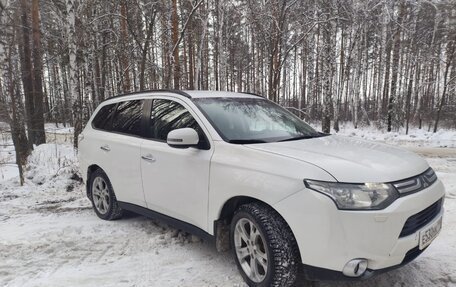 Mitsubishi Outlander III рестайлинг 3, 2012 год, 1 370 000 рублей, 2 фотография