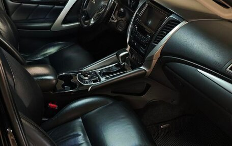 Mitsubishi Pajero Sport III рестайлинг, 2018 год, 3 130 000 рублей, 14 фотография