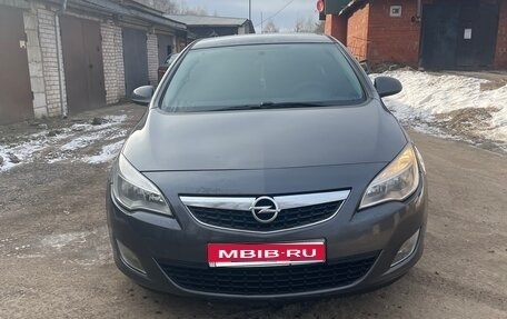 Opel Astra J, 2011 год, 700 000 рублей, 1 фотография