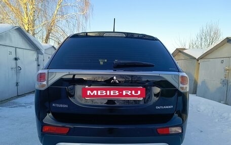 Mitsubishi Outlander III рестайлинг 3, 2014 год, 1 850 000 рублей, 5 фотография