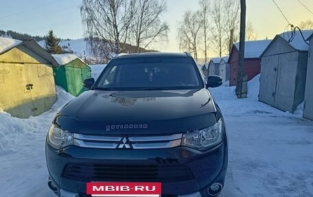 Mitsubishi Outlander III рестайлинг 3, 2014 год, 1 850 000 рублей, 2 фотография