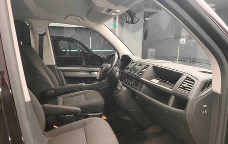 Volkswagen Caravelle T6 рестайлинг, 2017 год, 3 328 000 рублей, 18 фотография