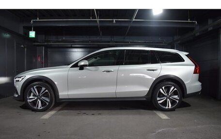 Volvo V60 Cross Country II, 2021 год, 3 350 000 рублей, 5 фотография