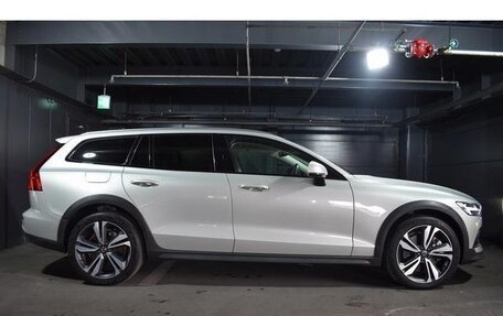 Volvo V60 Cross Country II, 2021 год, 3 350 000 рублей, 3 фотография