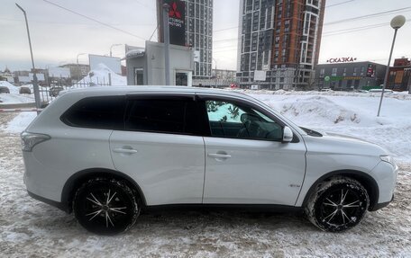 Mitsubishi Outlander III рестайлинг 3, 2014 год, 1 640 000 рублей, 4 фотография