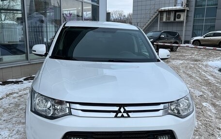 Mitsubishi Outlander III рестайлинг 3, 2014 год, 1 640 000 рублей, 2 фотография