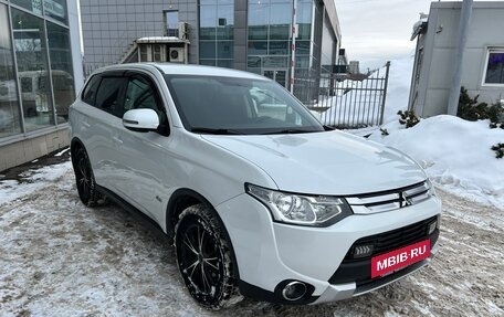 Mitsubishi Outlander III рестайлинг 3, 2014 год, 1 640 000 рублей, 3 фотография