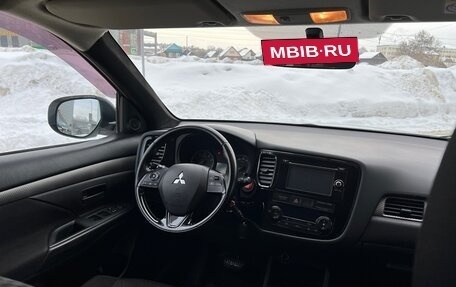 Mitsubishi Outlander III рестайлинг 3, 2014 год, 1 640 000 рублей, 10 фотография