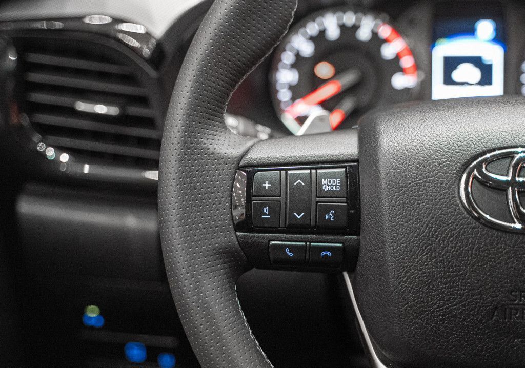 Toyota Hilux, 2024 год, 7 100 000 рублей, 32 фотография