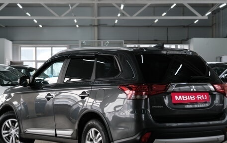 Mitsubishi Outlander III рестайлинг 3, 2018 год, 1 999 000 рублей, 4 фотография